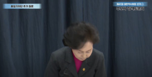▲ 권 후보는 무자격자 의약품 판매 논란에 고개숙여 사과했다.