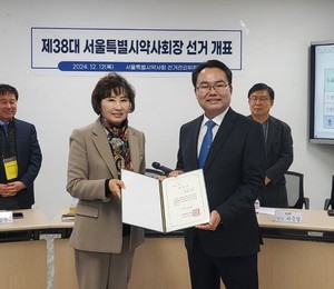 ▲ 김위학 당선인(오른쪽)과 한동주 선관위원장.
