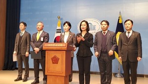 ▲ 서울특별시의사회와 경기도의사회는 더불어민주당 전현희 의원과 함께 국회 소통관에서 대통령 탄핵을 요구하는 성명서를 발표했다.