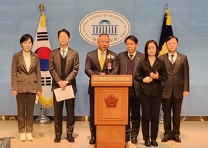 ▲ 황규석 회장과 이동욱 회장이 의료계엄 해제와 윤 대통령 탄핵을 요구하는 기자회견을 진행하고 있다.