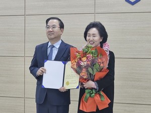 ▲ 약사들은 권영희 당선인이 새로운 집행부를 잘 구성해 현안들을 해결해내길 바란다는 말을 전했다.