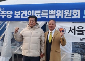 ▲ 강청희 위원장(왼쪽)과 황규석 회장.