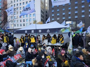 치과의사, 간호사, 약사단체들도 의료봉사 부스를 열고 집회에 나온 시민들을 지원했다.