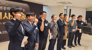 ▲ 전남의사회는 각 전공의, 의대생 대표들에게 격려금을 전달했다.