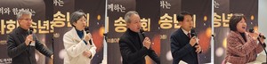 ▲ (왼쪽부터) 김택우 후보, 강희경 회장, 주수호 후보, 이동욱 후보, 최안나 후보.