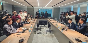 대한의사협회 비상대책위원회 박형욱 위원장은 대한전공의협의회 비상대책위원회 박단 위원장과 함께 국회 교육위원회 김영호 위원장(더불어민주당), 보건복지위원회 박주민 위원장(더불어민주당)과 의협 회관에서 만나 비공개 간담회를 진행했다.