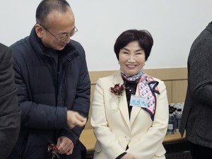 식약처 김상봉 의약품안전국장(왼쪽)과 전혜숙 전 의원