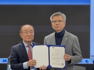 ▲ 고광송 위원장(왼쪽)과 김택우 당선인.