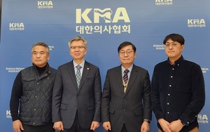 ▲ (왼쪽부터) 김성근 교수, 김택우 회장, 박명하 전 회장, 서신초 총무이사.