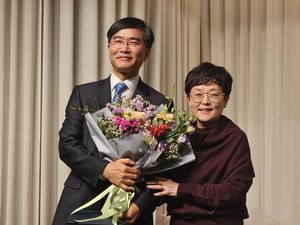 ▲ 강남구약사회가 신임 회장으로 김형지 약사(왼쪽)를, 신임 총회의장으로는 문민정 자문위원을 선출했다.