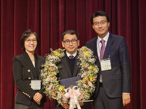 ▲ 성남시약사회가 신임 회장으로 전성표 약사(가운데)를 선출했다.