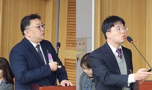 ▲ 배성락 교수(왼쪽)와 유성현 교수.