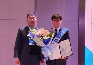 ▲ 임성호 총회의장(왼쪽)과 이신성 신임 회장.