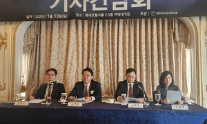 ▲ (왼쪽부터) 이종선 총무부회장, 김병철 회장, 김준희 홍보부회장, 이윤영 공보이사.