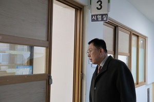 최광훈 회장은 시험이 시작되기 전, 시험장을 방문했다.