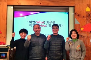 ▲ 조상일 회장(가운데 왼쪽)이 윤종배 차기 회장(가운데 오른쪽)과 회무 인수인계 간담회를 진행했다.