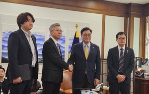 ▲ (왼쪽부터) 박단 부회장, 김택우 회장, 우원식 국회의장, 박주민 보건복지위원장.