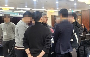▲ 김택우 회장이 사직 전공의, 휴학 의대생과 이야기를 나누고 있다.