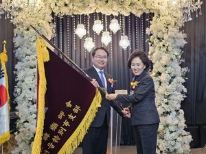 서울시약사회 김위학 신임 회장(왼쪽)이 권영희 회장으로부터 서울시약사회기를 건네받았다.