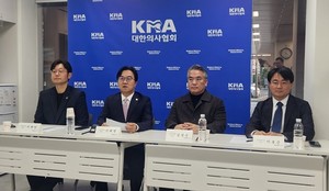 ▲ (왼쪽부터) 이재만 위원, 이태연 위원장, 김성근 대변인, 이봉근 간사.