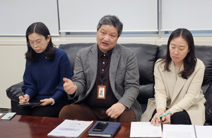 ▲ 식약처 김춘래 의약품정책과장(가운데)가 의약품 자료보호제도 도입 취지 등을 설명했다.
