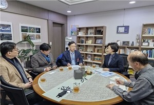 신장학회 임원진이 남인순 의원과 고령 투석환자에 대한 대책을 논의하고 있다.