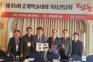 ▲ 위대장내시경학회는 지난 2023년 '상부위장관 내시경 증례집'에 이어, 1년여간의 준비 기간을 거쳐 '아는 만큼 잘 보이는 실전 대장내시경 증례집'을 발간했다. 