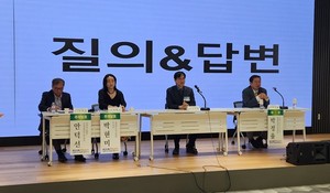 ▲ (왼쪽부터) 안덕선 원장, 박현미 전 회장, 김정철 위원장, 박정율 위원장.