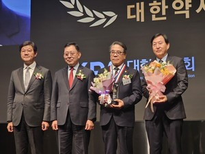 조찬휘 전 대한약사회장(오른쪽에서 두번째)이 제6회 대한민국 약업대상을 수상했다.