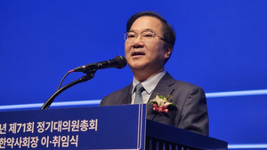 김대업 의장은 거시적인 의약품 정책이 필요하다고 강조했다.