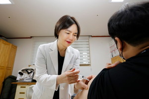 광동제약은 지난해 파주 소재 장애인 복지기관을 찾아 비타민 D 주사제 ‘비오엔주’를 기부했으며, 전문 의료진과 광동제약 직원들로 구성한 봉사단이장애인과 기관 종사자 등 총 200여명에게 비타민 D 주사제를 투여했다.