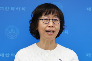 ▲ 노수진 이사는 약사회 조직 개편안을 설명했다.