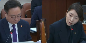 ▲ 강선우 의원(오른쪽)은 조규홍 장관에게 의협에 대한 강력 대응을 주문했다.
