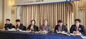 ▲ (왼쪽부터) 조승철 대외협력및홍보부회장, 이창현 총무이사, 조연희 회장, 이정용 이사장, 은수훈 총무부회장, 윤경한 공보이사.