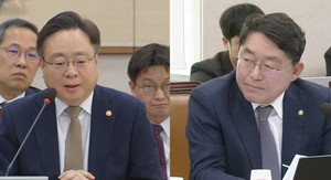 박희승 의원(오른쪽)이 조규홍 장관에게 의료인력 수급추계위 법안 관련 내용을 질문했다.