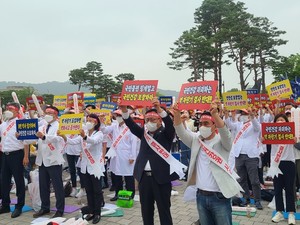 ▲ 대한약사회 권영희 회장이 화상투약기에 맞서 집단행동에 나서기가 어려울 것이란 전망이 나오고 있다.
