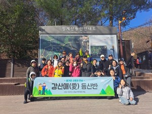 ▲ 강남구약사회가 회원 동호회를 방문해 격려를 진행했다.