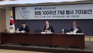 ▲ (왼쪽부터) 강충규 부회장, 박태근 회장, 강정훈 총무이사.