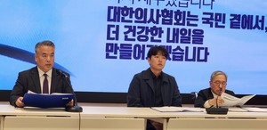 (왼쪽부터) 김성근 홍보이사겸대변인, 김민수 정책이사, 강명훈 변호사.