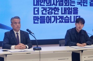 ▲ 김성근 대변인(왼쪽)과 김민수 정책이사.