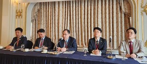 ▲ (왼쪽부터) 대한내과의사회 이창현 부총무이사, 은수훈 총무부회장, 이정용 회장, 조승철 총무이사, 이태인 부총무이사.