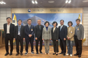 ▲ 권영희 회장이 오유경 처장에게 정책 건의서를 전달했다.