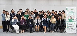 ▲ 화순전남대병원에서 진행된 2025년 호스피스전문기관 신규 자원봉사자 교육 과정을 마친 수료생들이 권역별호스피스센터 직원들과 기념 촬영하고 있다.