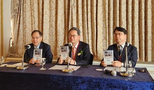 ▲ (왼쪽부터) 이정용 이사장, 신중호 회장, 송민섭 공보이사.