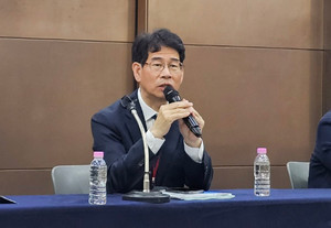 ▲ 김형식 회장(가운데)은 약학회 학술대회가 약학 발전의 기틀이 되길 바란다고 말했다.