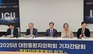 (왼쪽부터) 박성훈 총무이사, 이상민 학술이사, 조재화 회장, 홍석경 기획이사, 김정민 홍보이사.
