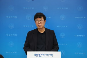 ▲ 최용석 부회장은 대한약사회 모니터링 결과 개인 간 건기식 중고 거래 시범사업에서 다수의 규정 위반 사례를 확인했다고 밝혔다.