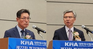 김교웅 의장(왼쪽)과 김택우 회장.
