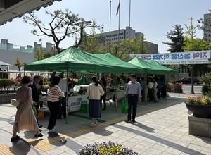 건강보험심사평가원 대전충청본부는 24일 대전시 서구 소재 아너스빌 정문 앞에서 지역 농산물 직거래 장터를 성공적으로 운영했다.