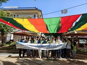 건강보험심사평가원 대구경북본부는 ‘대구 누리 공공기관 ESG 협의체’와 함께 28일 대구 근대골목 일대에서 ‘근대골목 쓰담투어’ 합동 플로깅(Plogging, 쓰레기를 주우며 조깅) 행사를 진행했다고 29일 밝혔다.